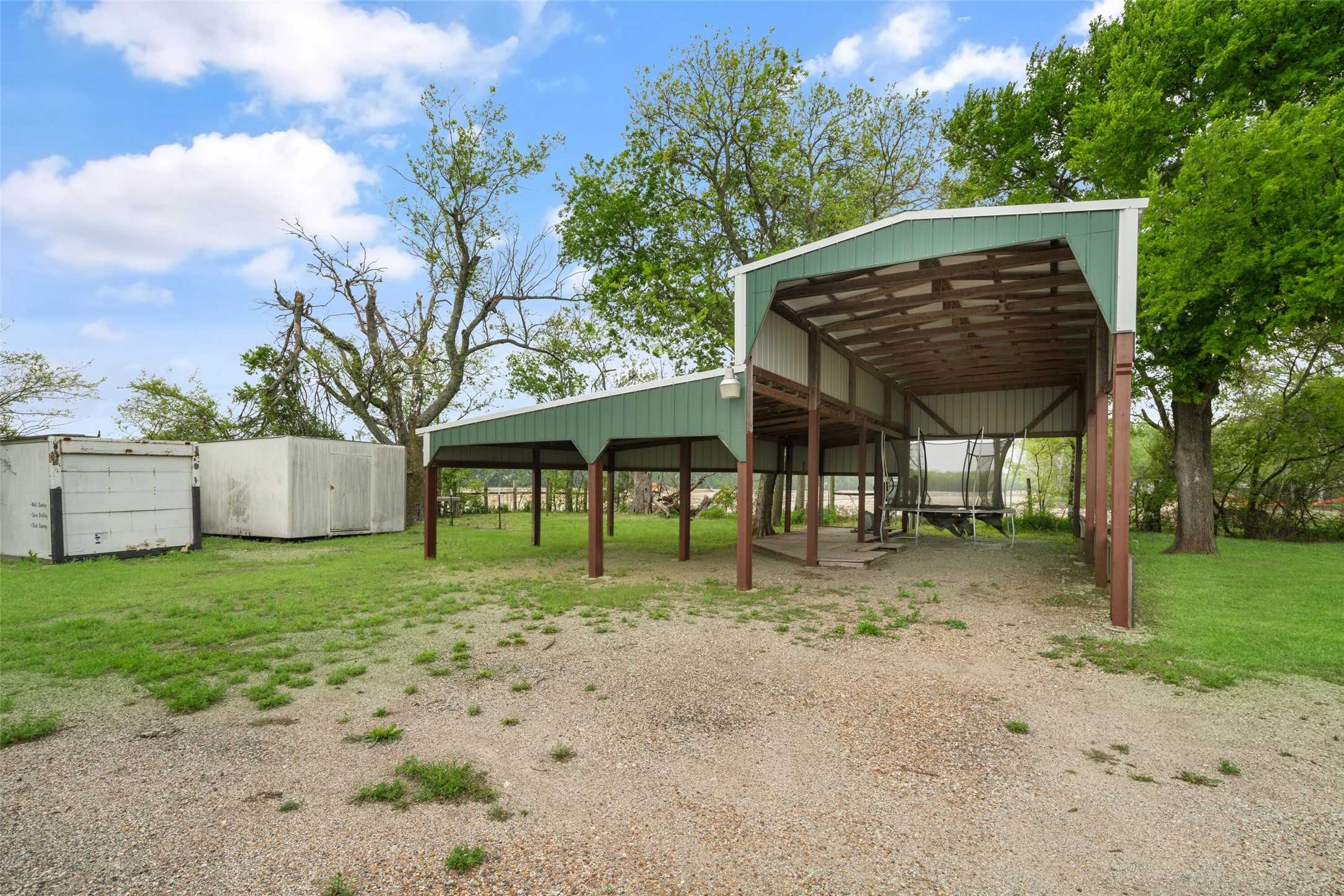 photo 2: 821 E Saunders Street, Trenton TX 75490