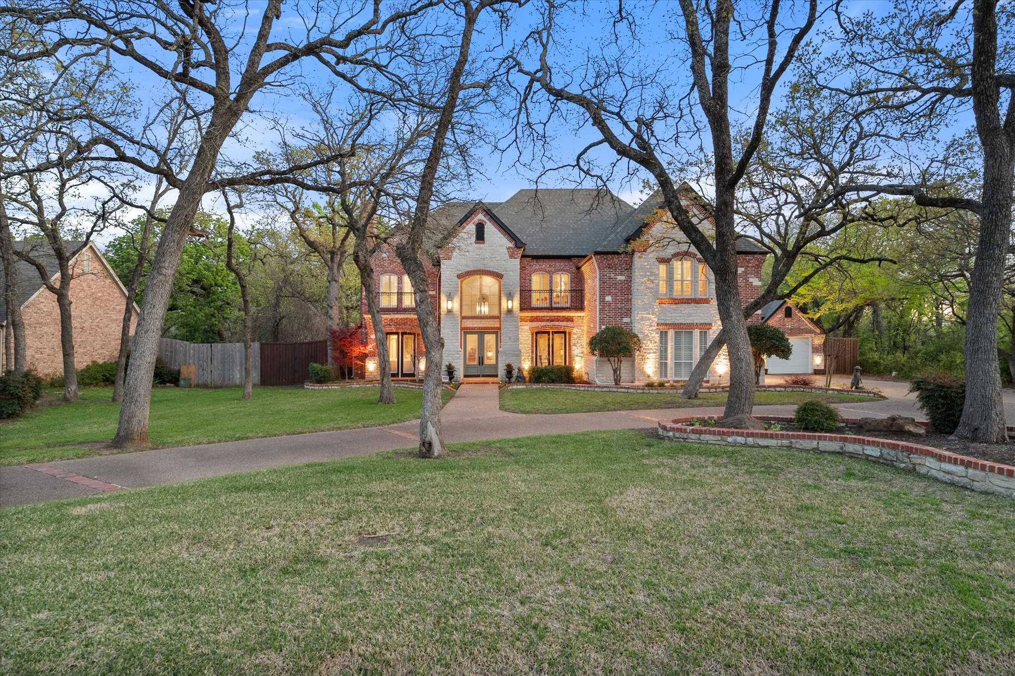 photo 2: 2718 S Shady Lane, Arlington TX 76001