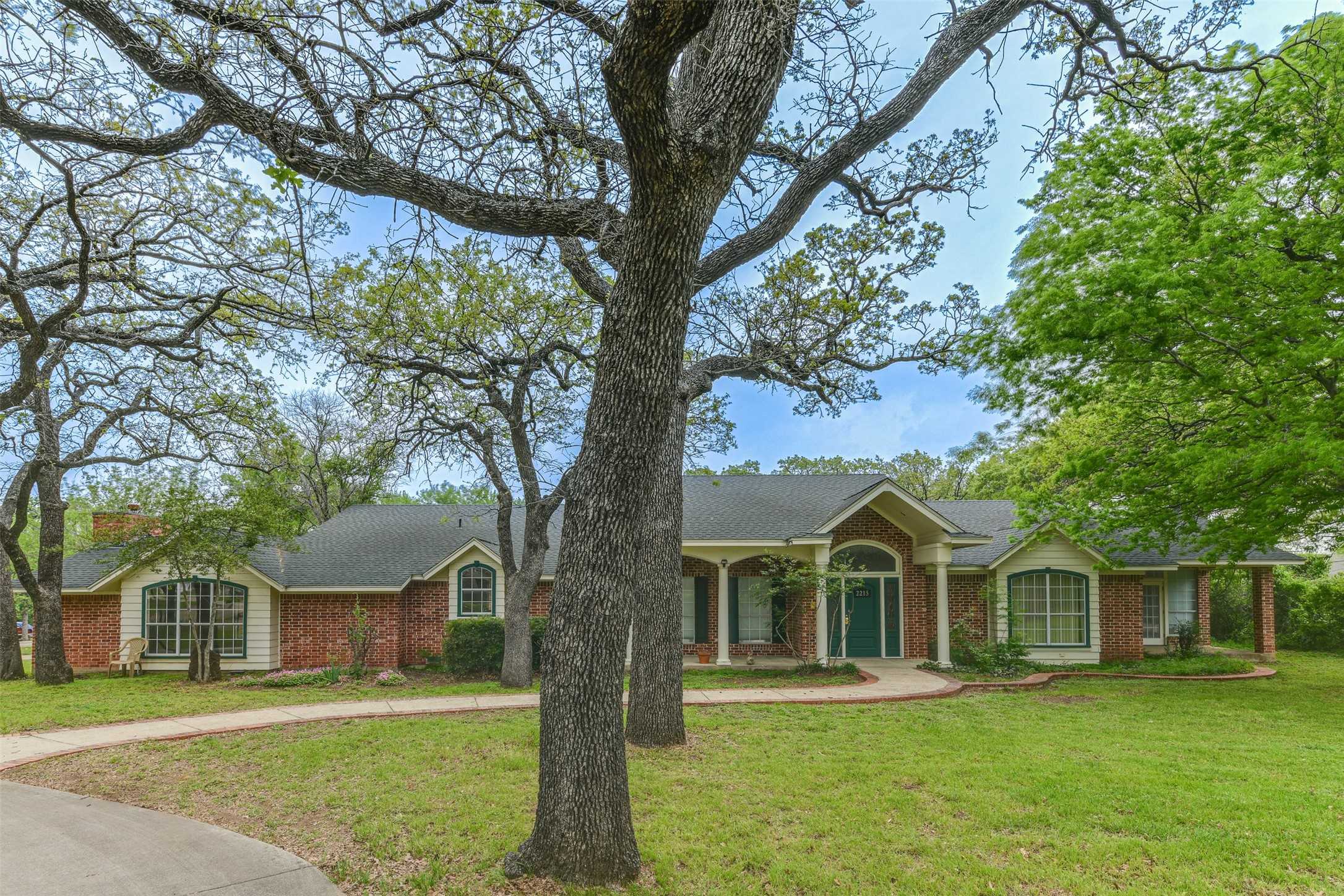 photo 3: 2215 California Lane, Arlington TX 76015