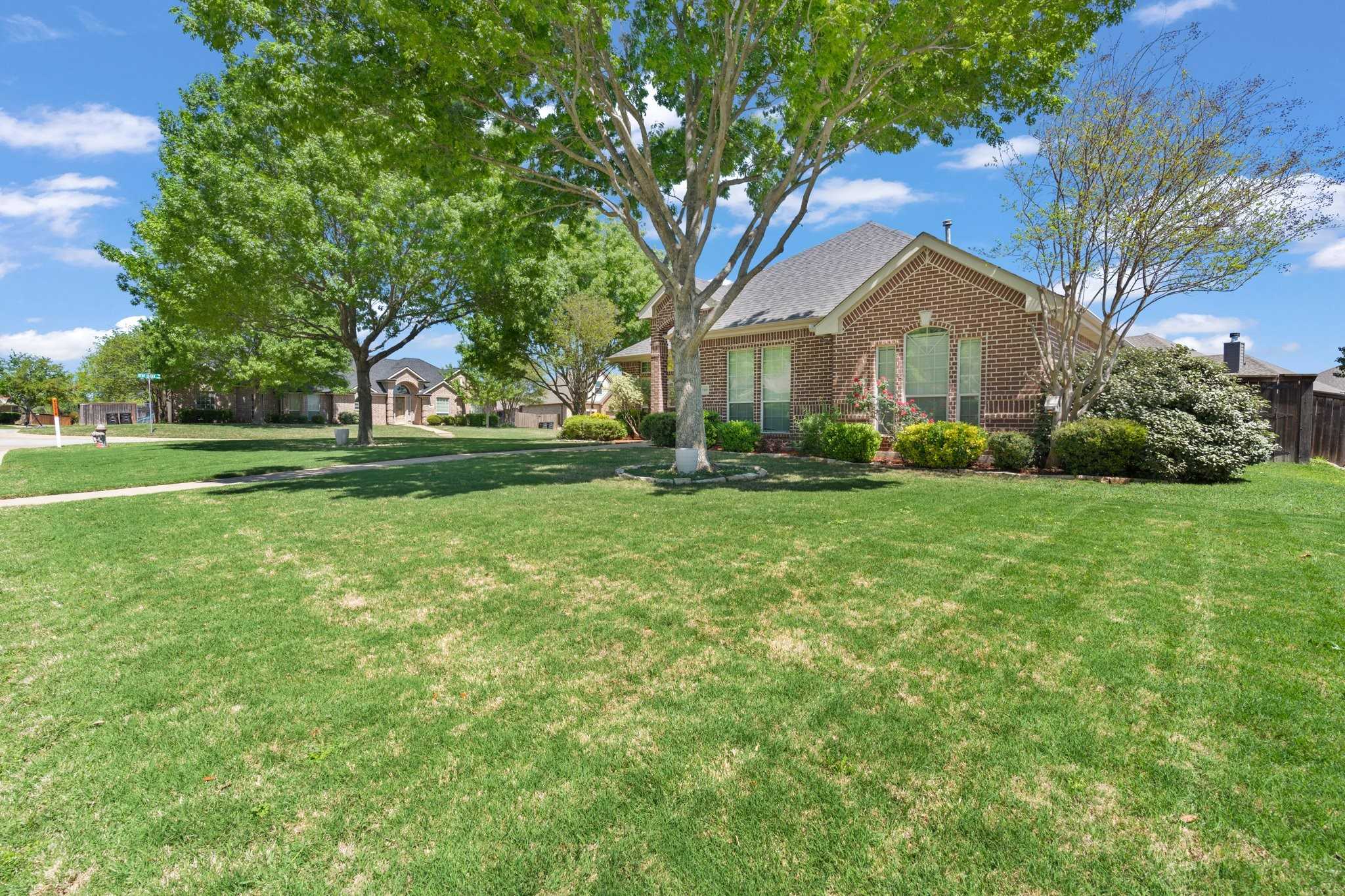 photo 2: 1509 Twin Oaks Court, Cleburne TX 76033