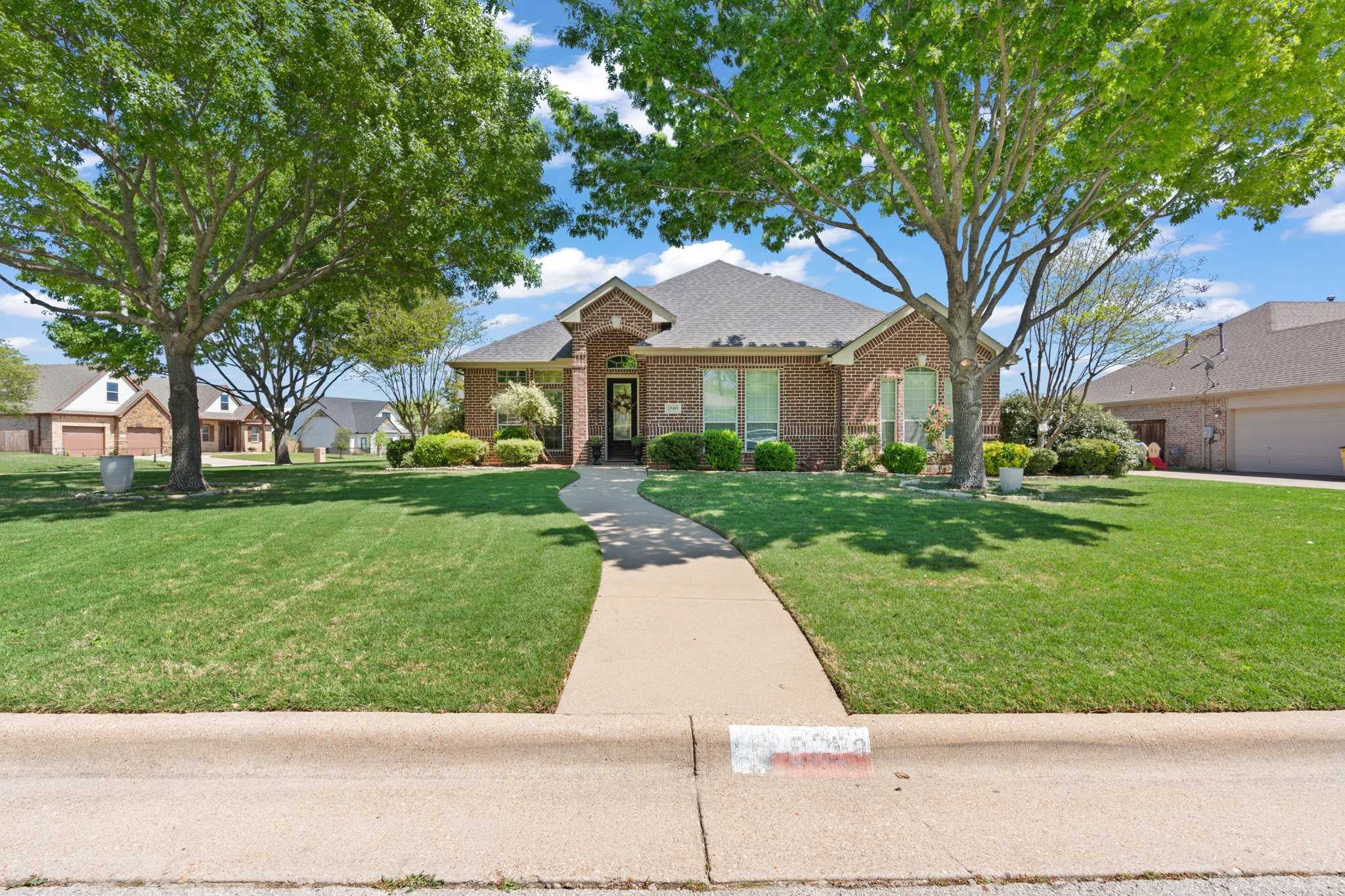 photo 3: 1509 Twin Oaks Court, Cleburne TX 76033