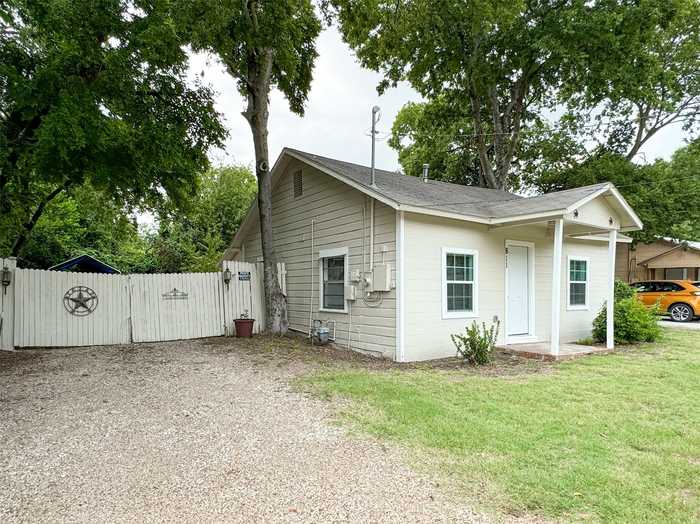 photo 11: 811 N Carroll Boulevard, Denton TX 76201