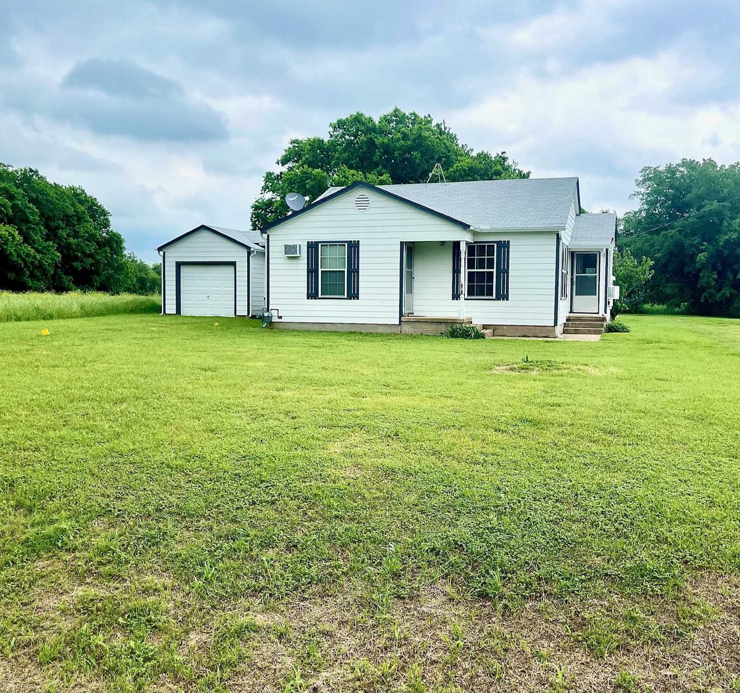 photo 3: 708 S Barron Street, Covington TX 76636