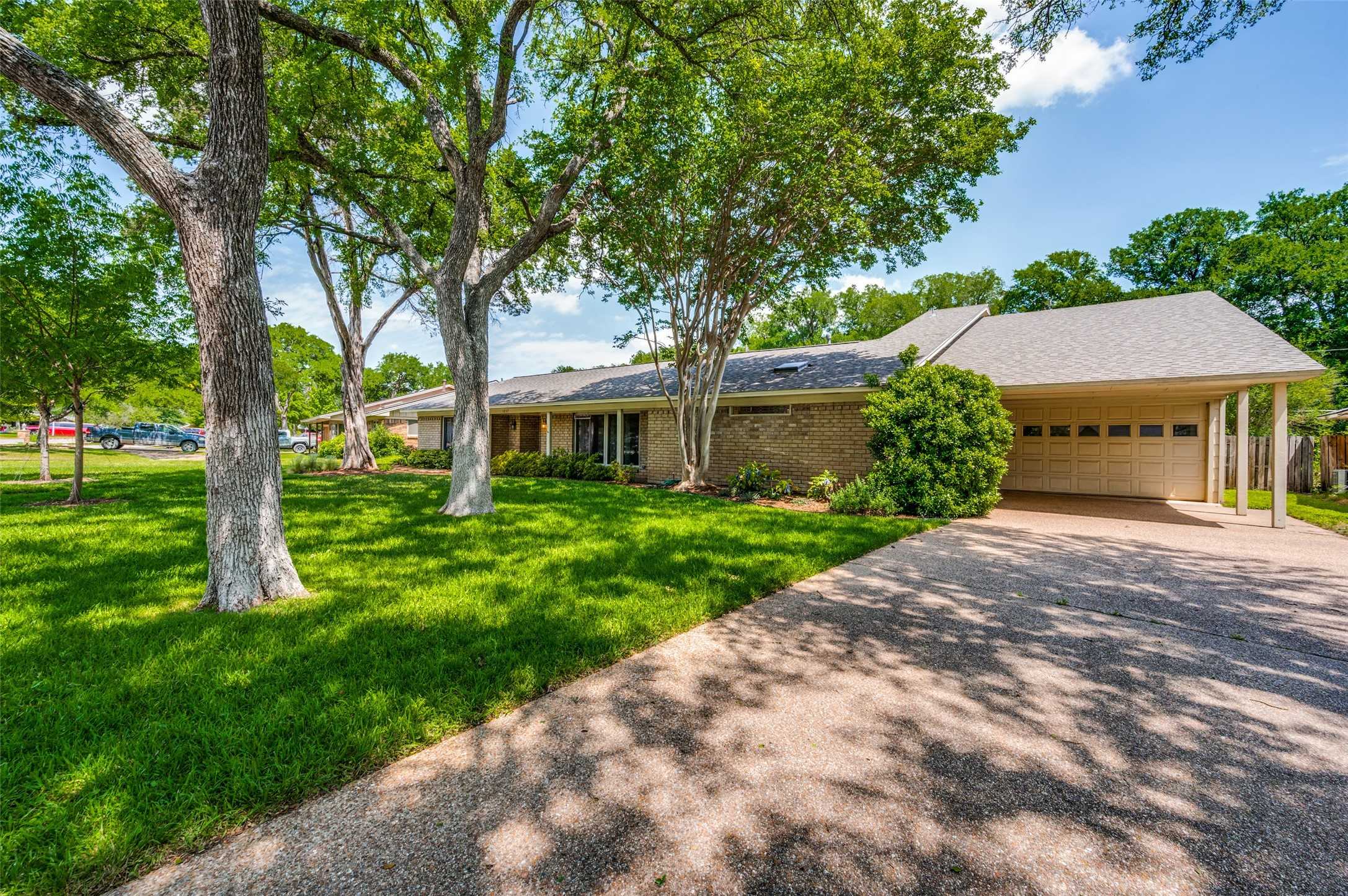 photo 1: 1017 Sleepy Hollow Drive N, Irving TX 75061