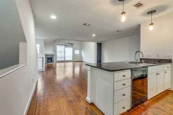 photo 2: 1429 Caddo Street, Dallas TX 75204