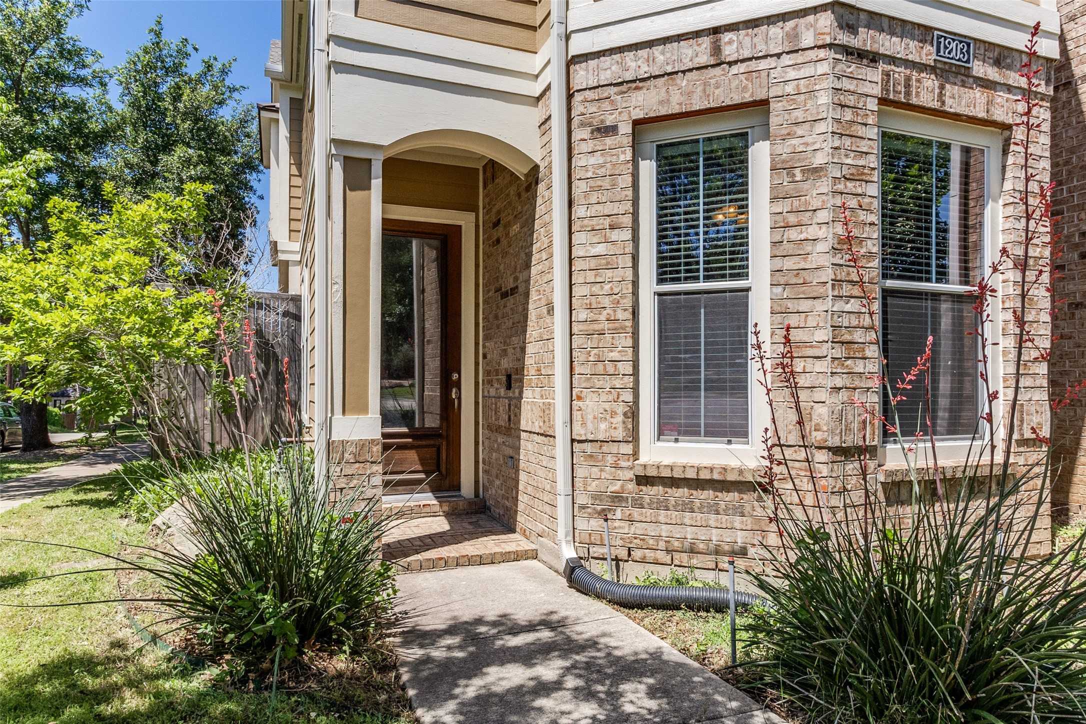 photo 3: 1203 N Bishop Avenue, Dallas TX 75208