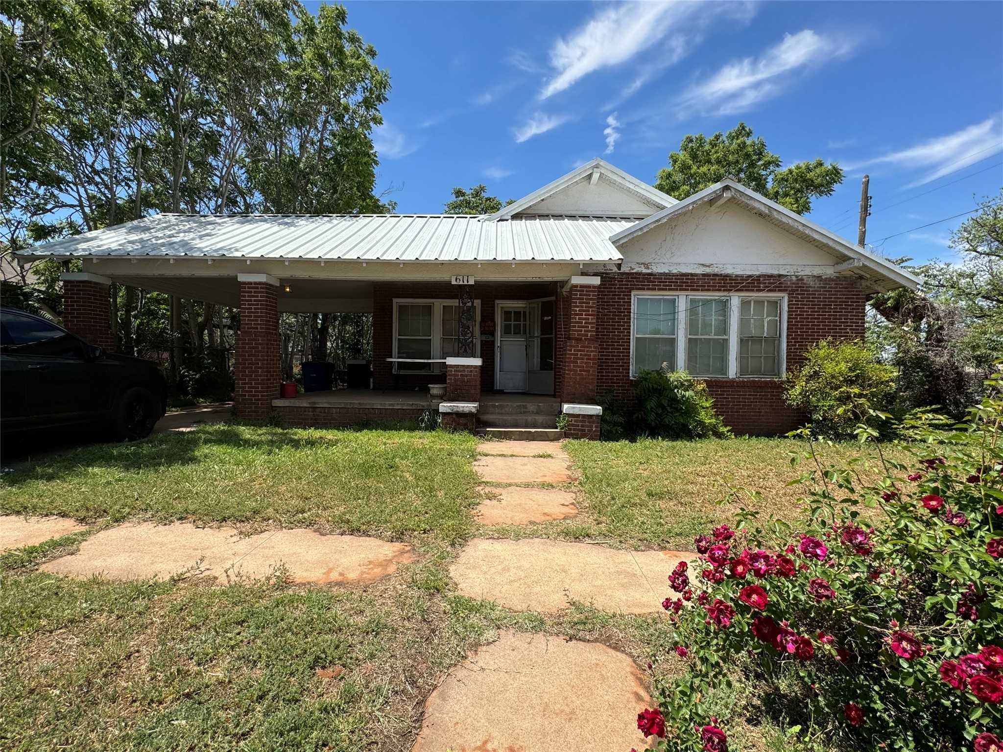 photo 1: 611 Oak Street, Sweetwater TX 79556