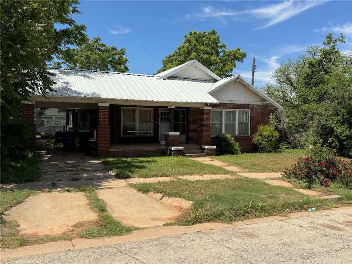 photo 2: 611 Oak Street, Sweetwater TX 79556