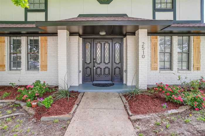 photo 2: 2510 Country Club Parkway, Garland TX 75041