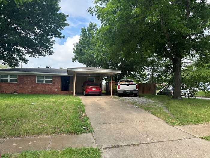 photo 1: 1213 Mohawk Drive, Irving TX 75061