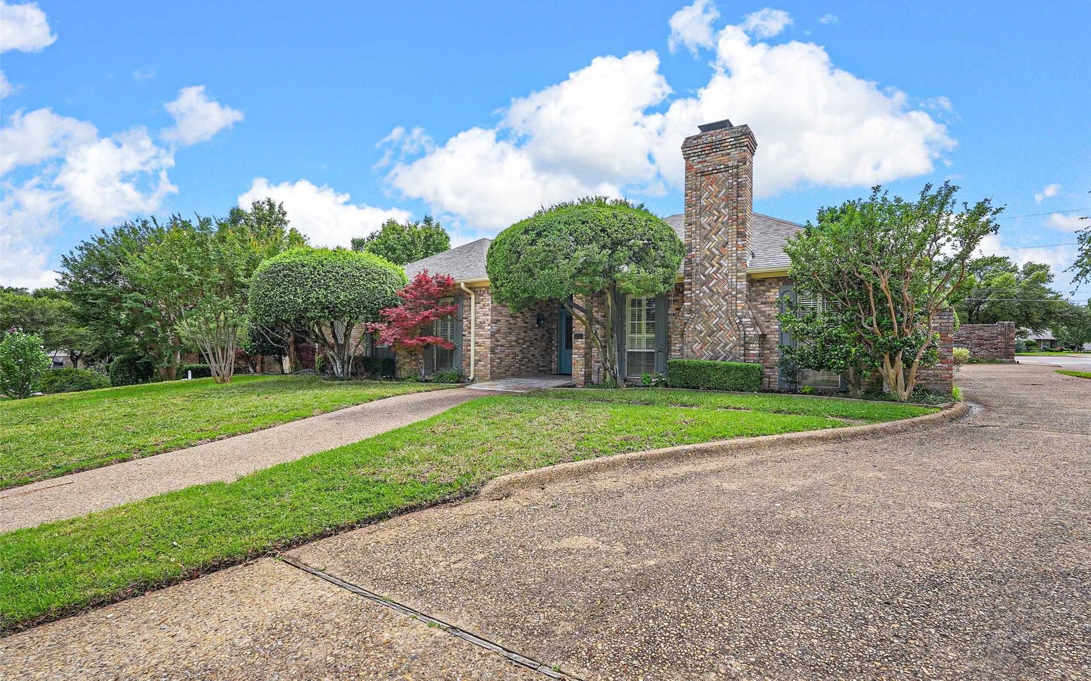 photo 2: 16814 Preston Bend Drive, Dallas TX 75248