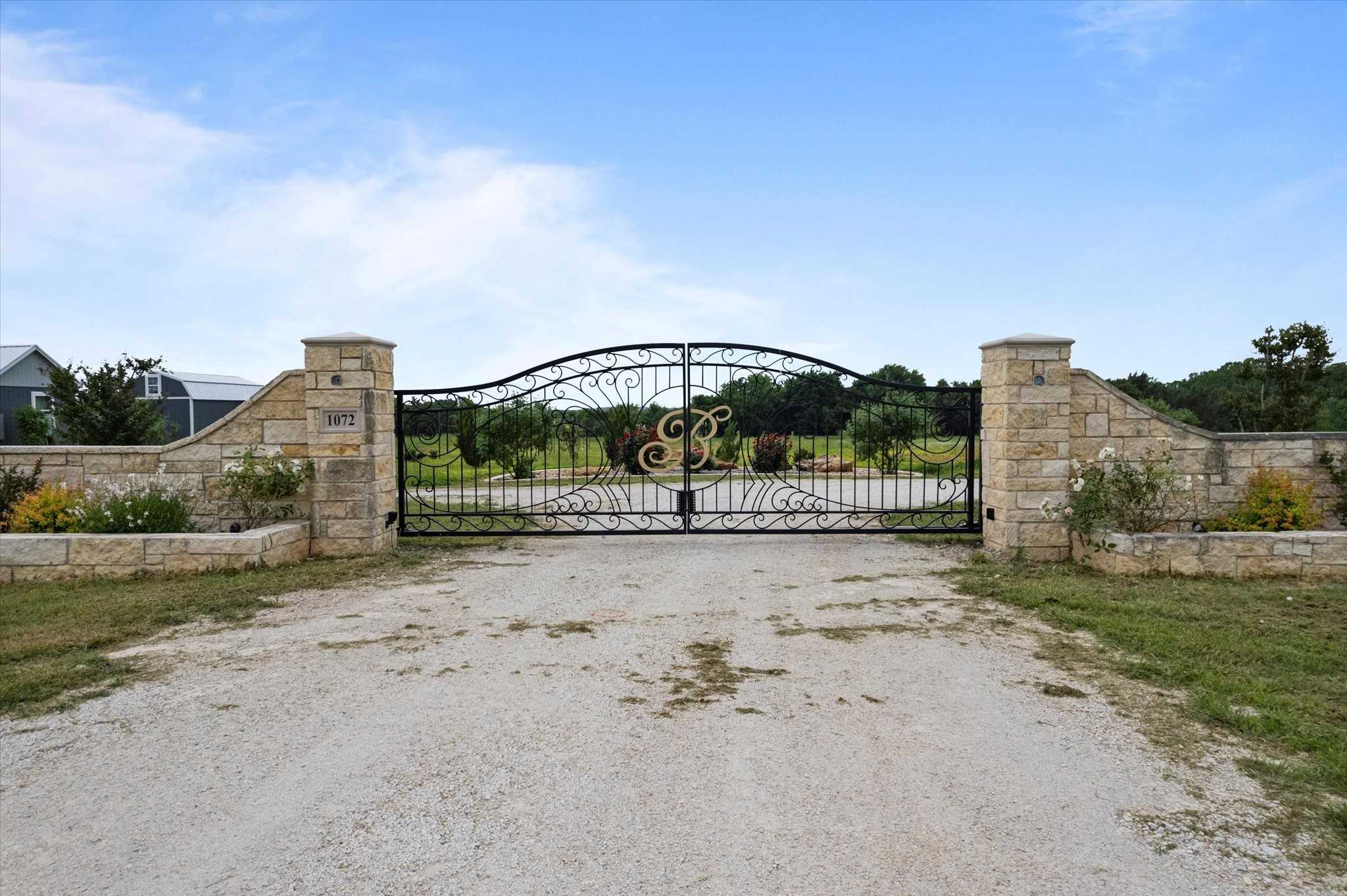 photo 2: 1072 Oak Hill Road, Valley View TX 76272