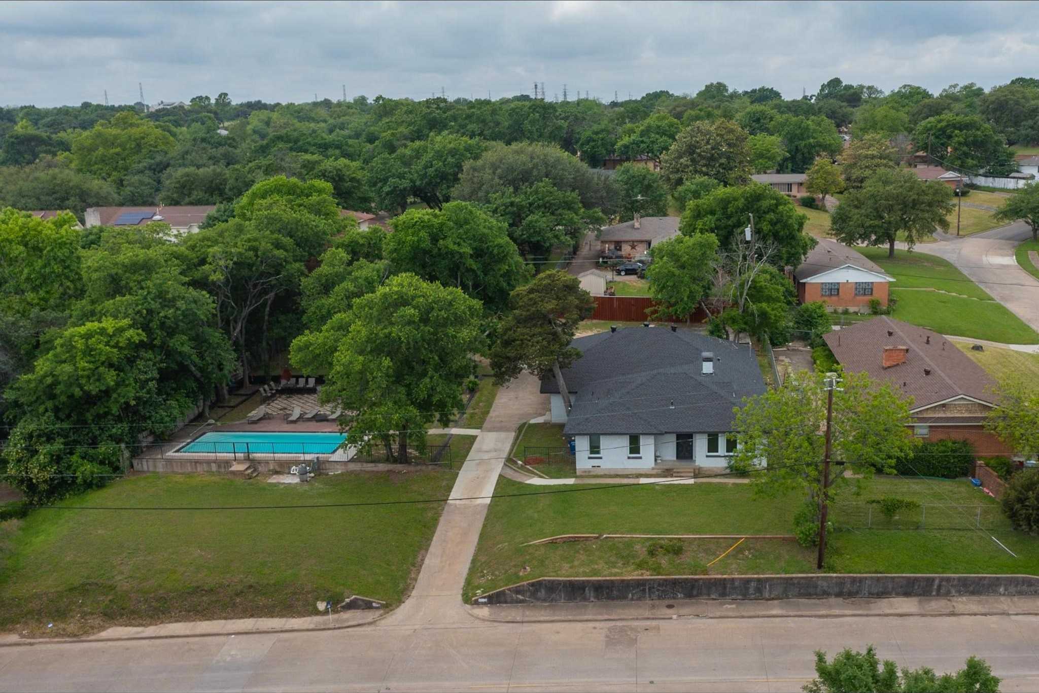 photo 1: 1611 Bonnie View Road, Dallas TX 75203