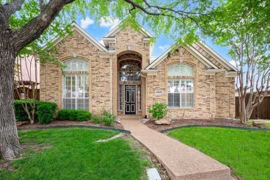 photo 1: 14628 Heritage Lane, Addison TX 75001