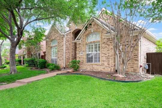 photo 2: 14628 Heritage Lane, Addison TX 75001