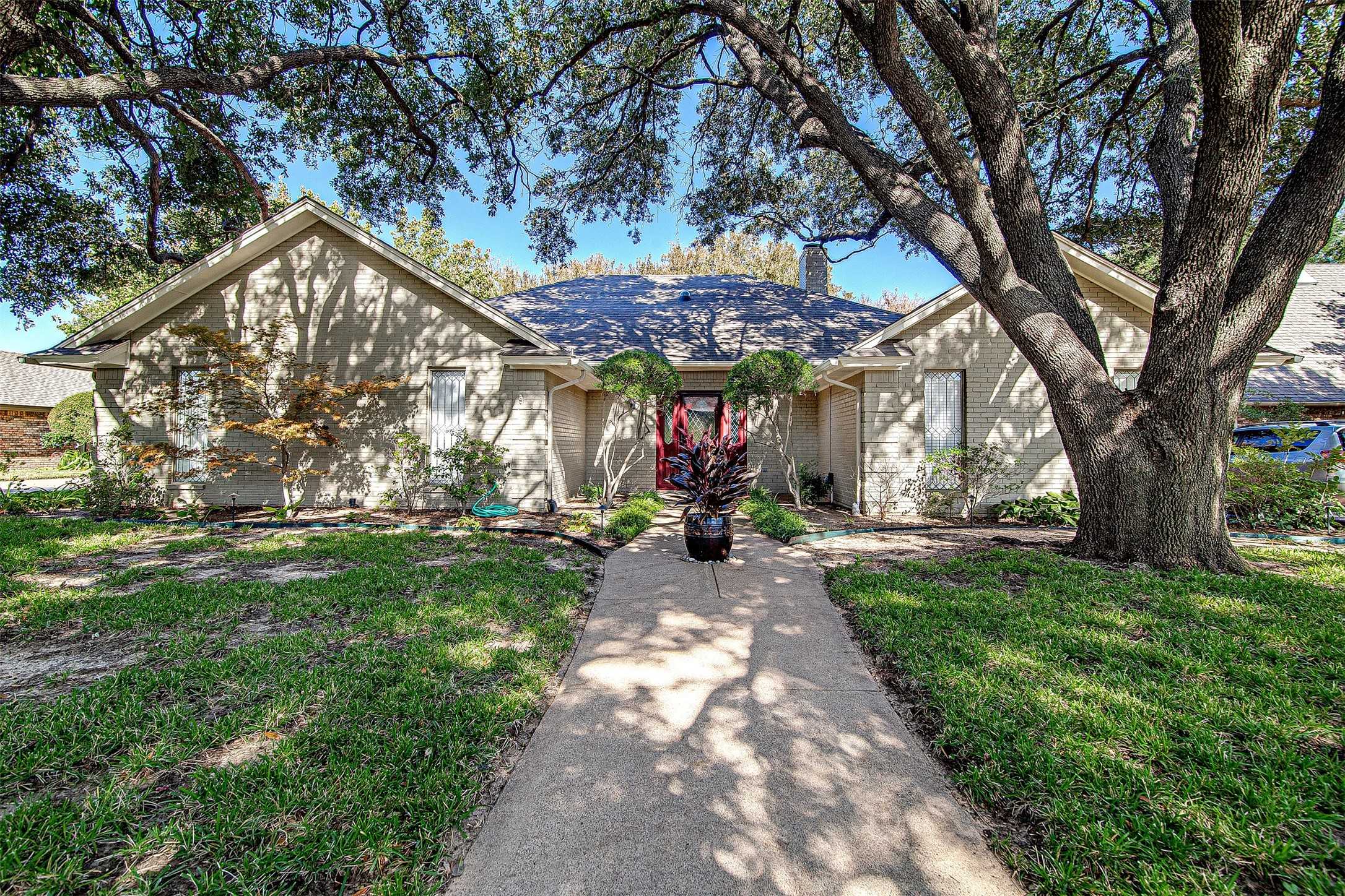 photo 1: 3805 S Shadycreek Drive, Arlington TX 76013