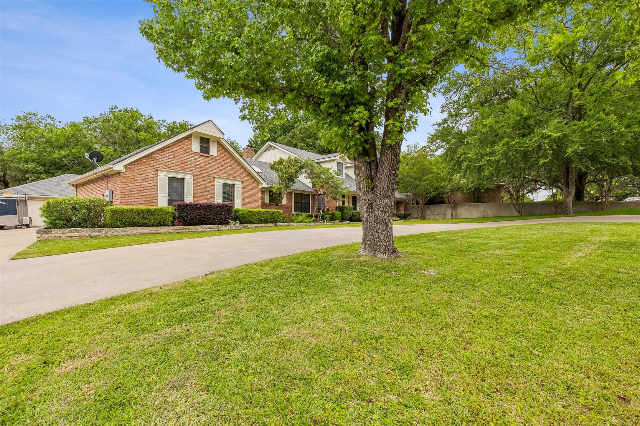 photo 3: 818 Shady Creek Drive, Cleburne TX 76033