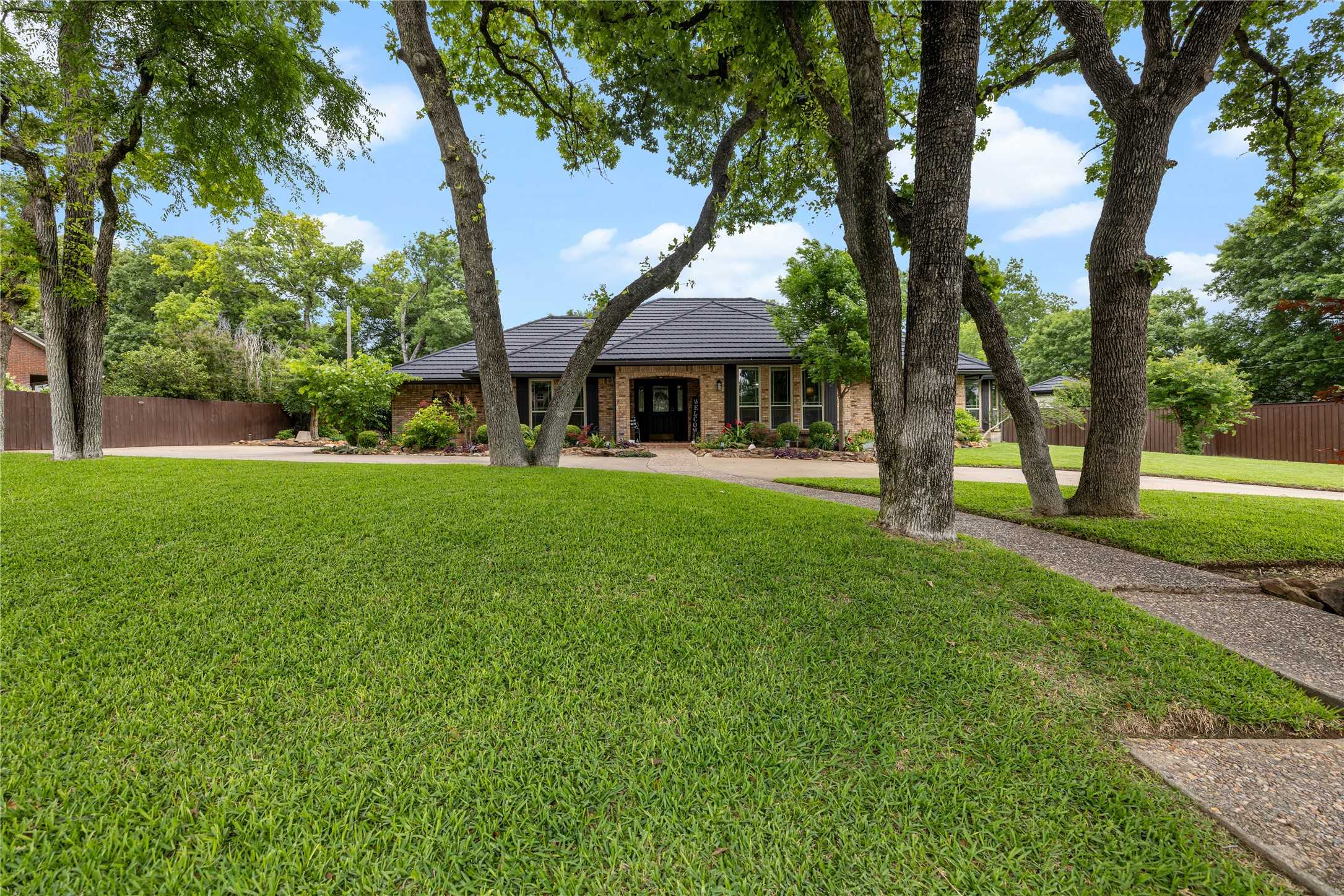 photo 2: 8916 Crest Ridge Drive, Fort Worth TX 76179