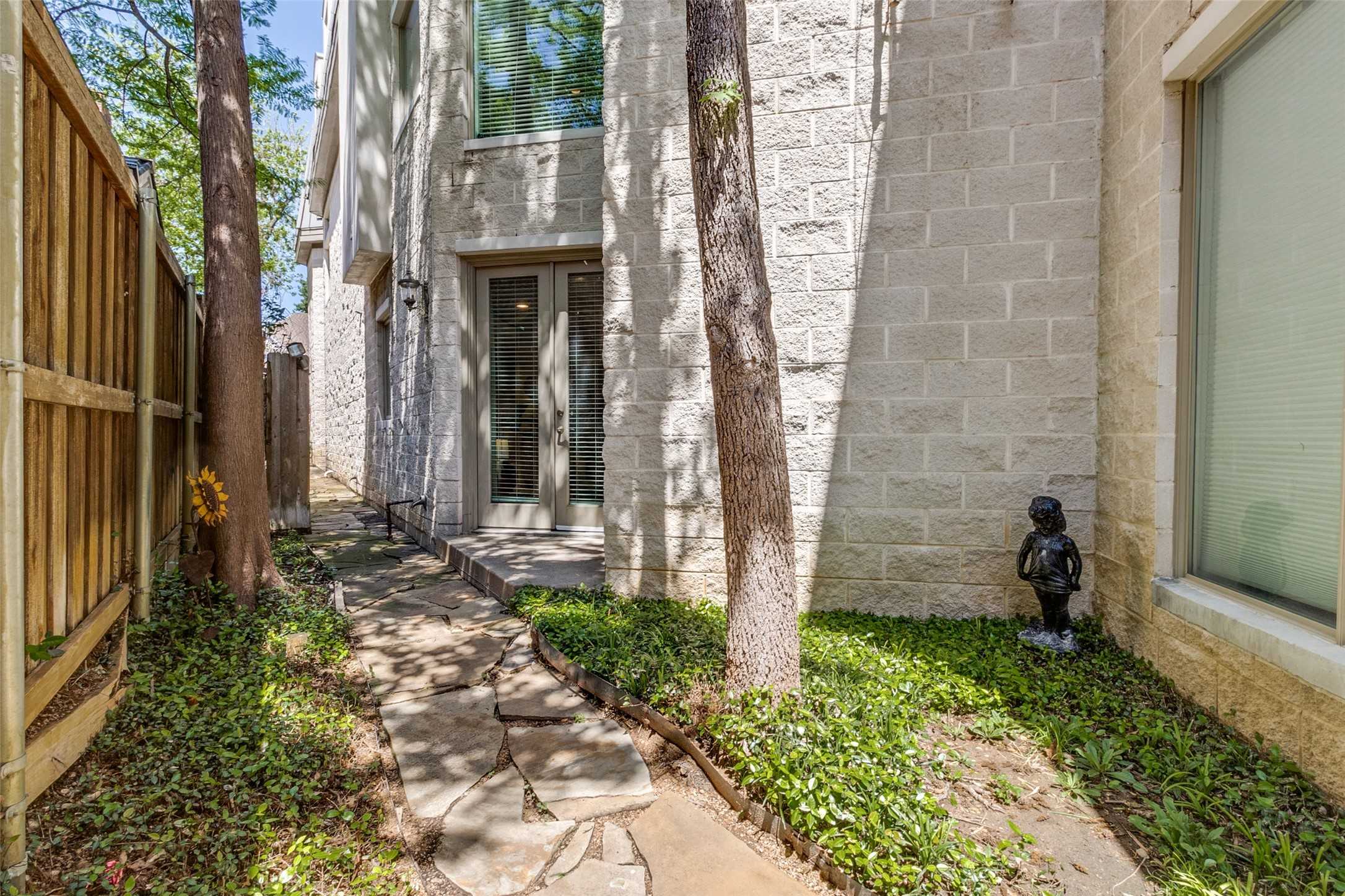 photo 3: 2449 Worthington Street, Dallas TX 75204