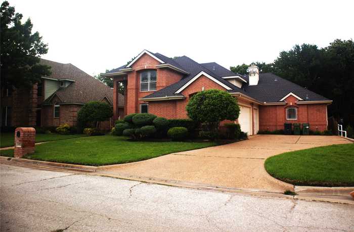 photo 2: 6919 Marina Shores Court, Arlington TX 76016