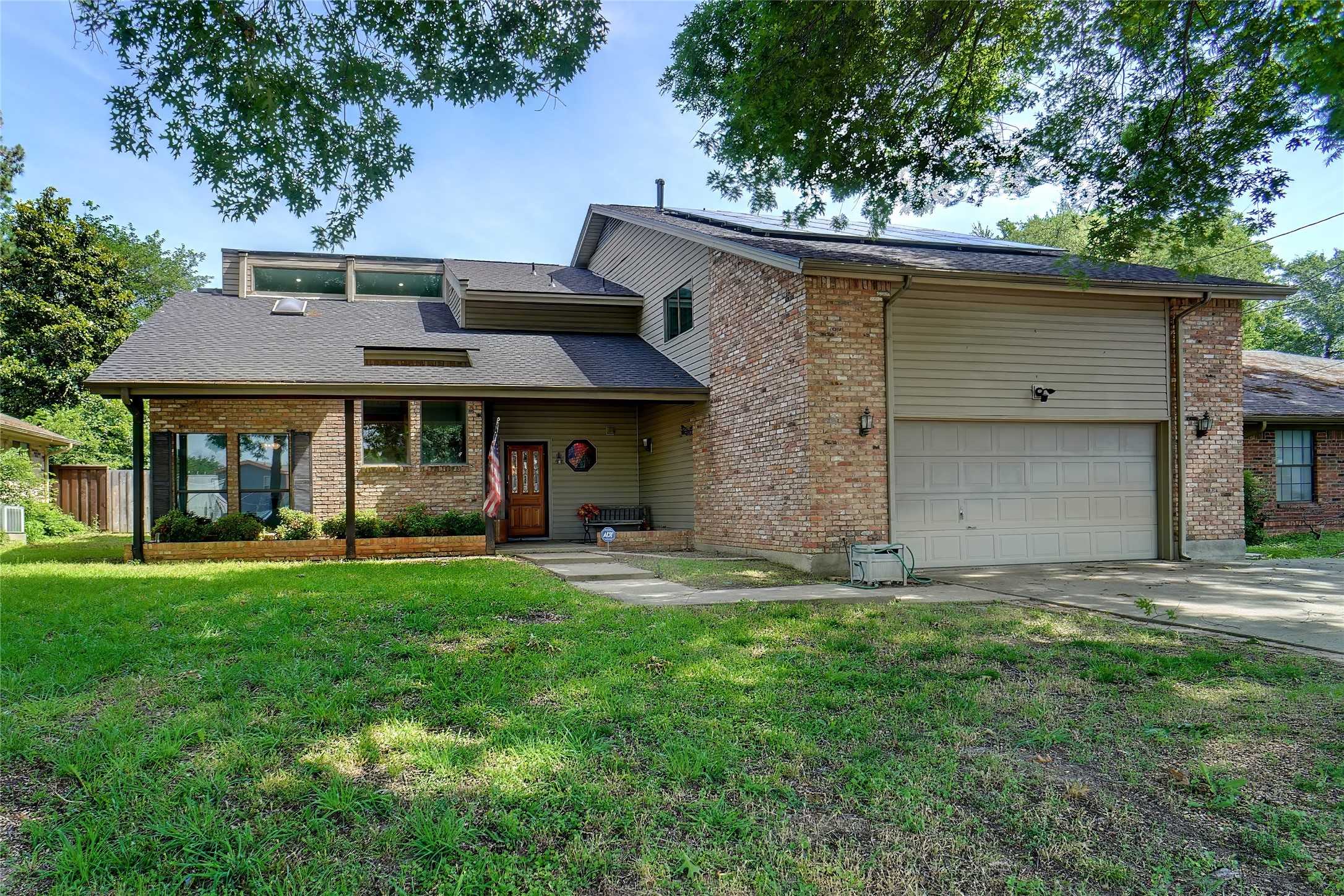 photo 2: 821 W Oakdale Road, Irving TX 75060