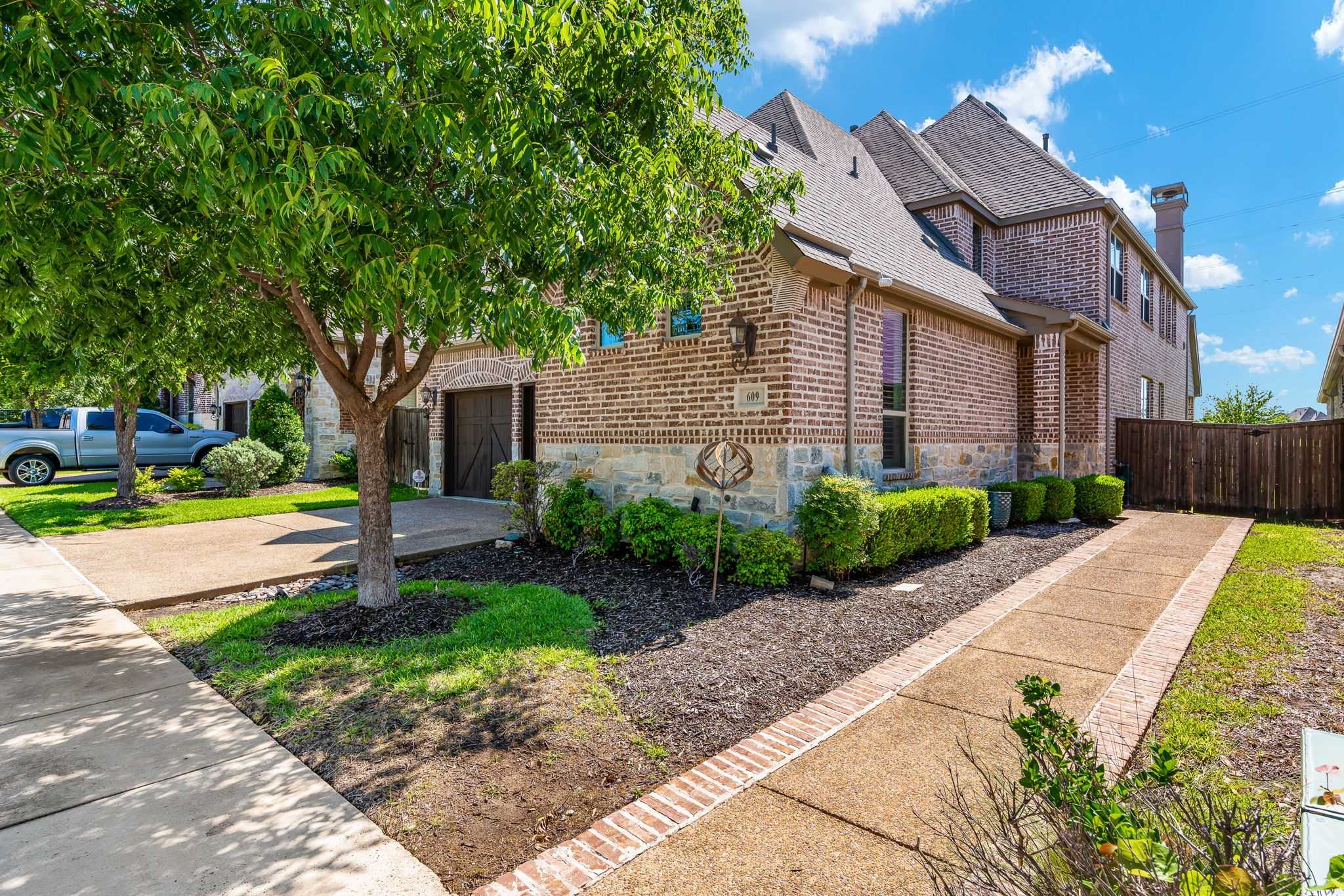 photo 3: 609 Royal Minister Boulevard, Lewisville TX 75056