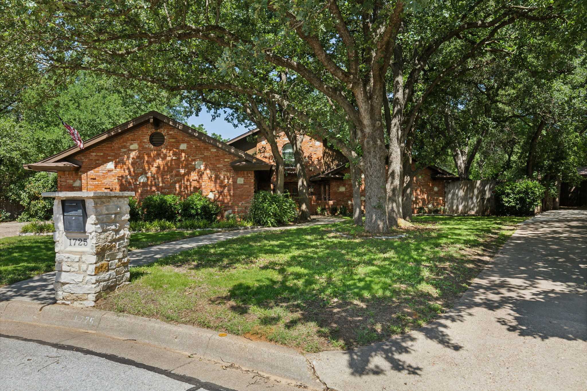 photo 1: 1725 Preston Hollow Court, Arlington TX 76012