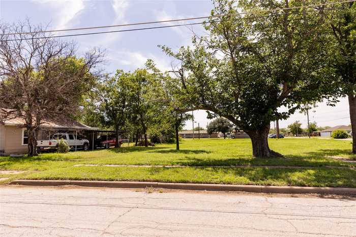 photo 9: 611 N Avenue F, Olney TX 76374