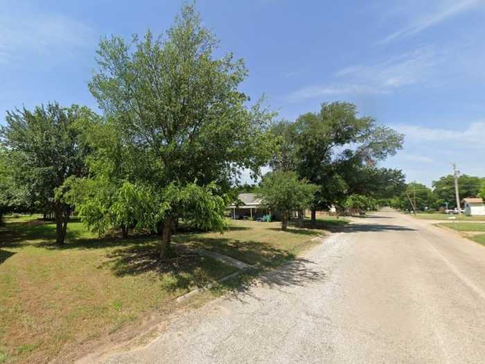 photo 2: 107 W Payne Street, Olney TX 76374