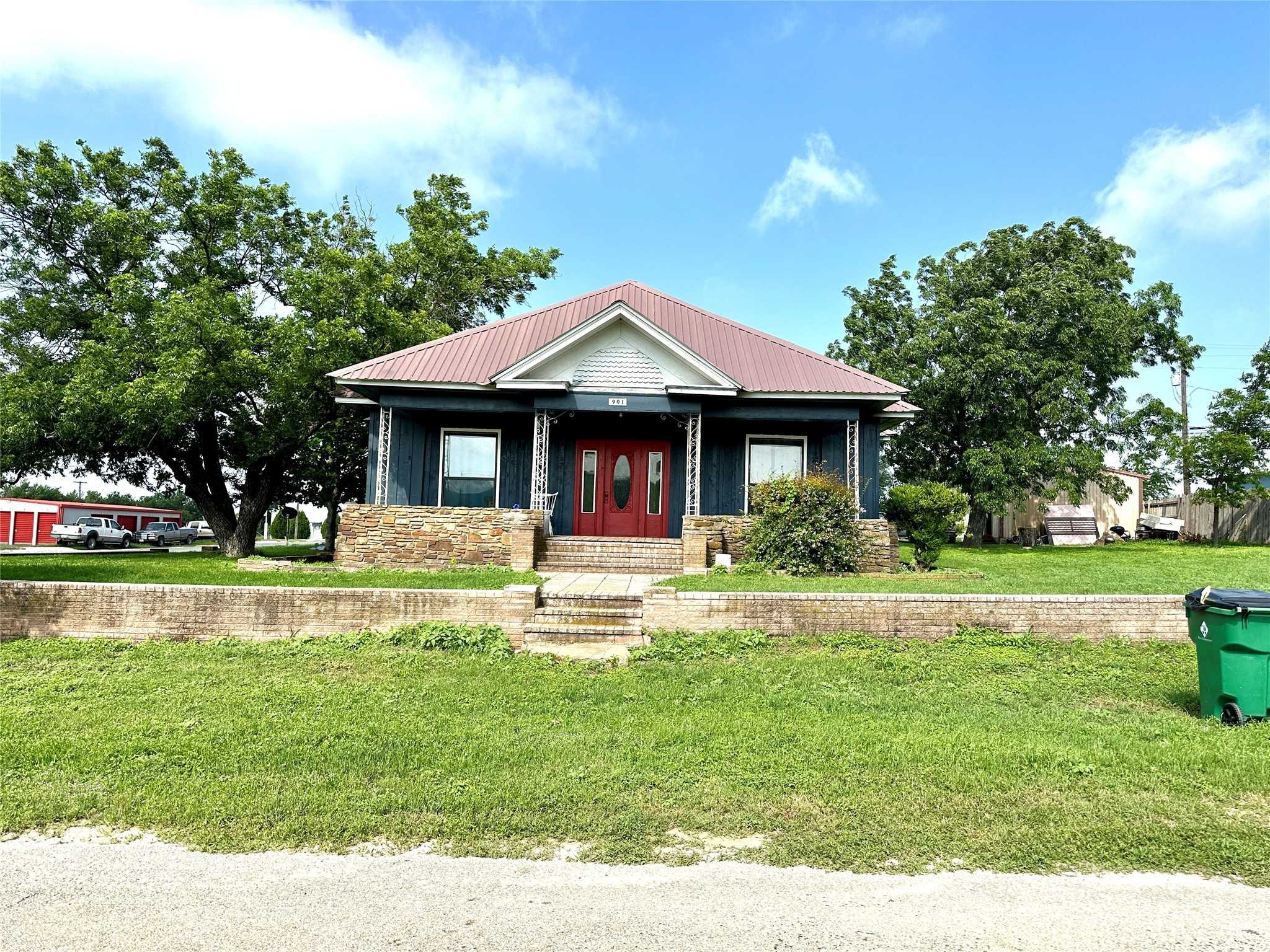 photo 1: 901 NW Front Street, Goldthwaite TX 76844