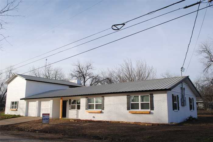 photo 2: 901 College, Comanche TX 76442