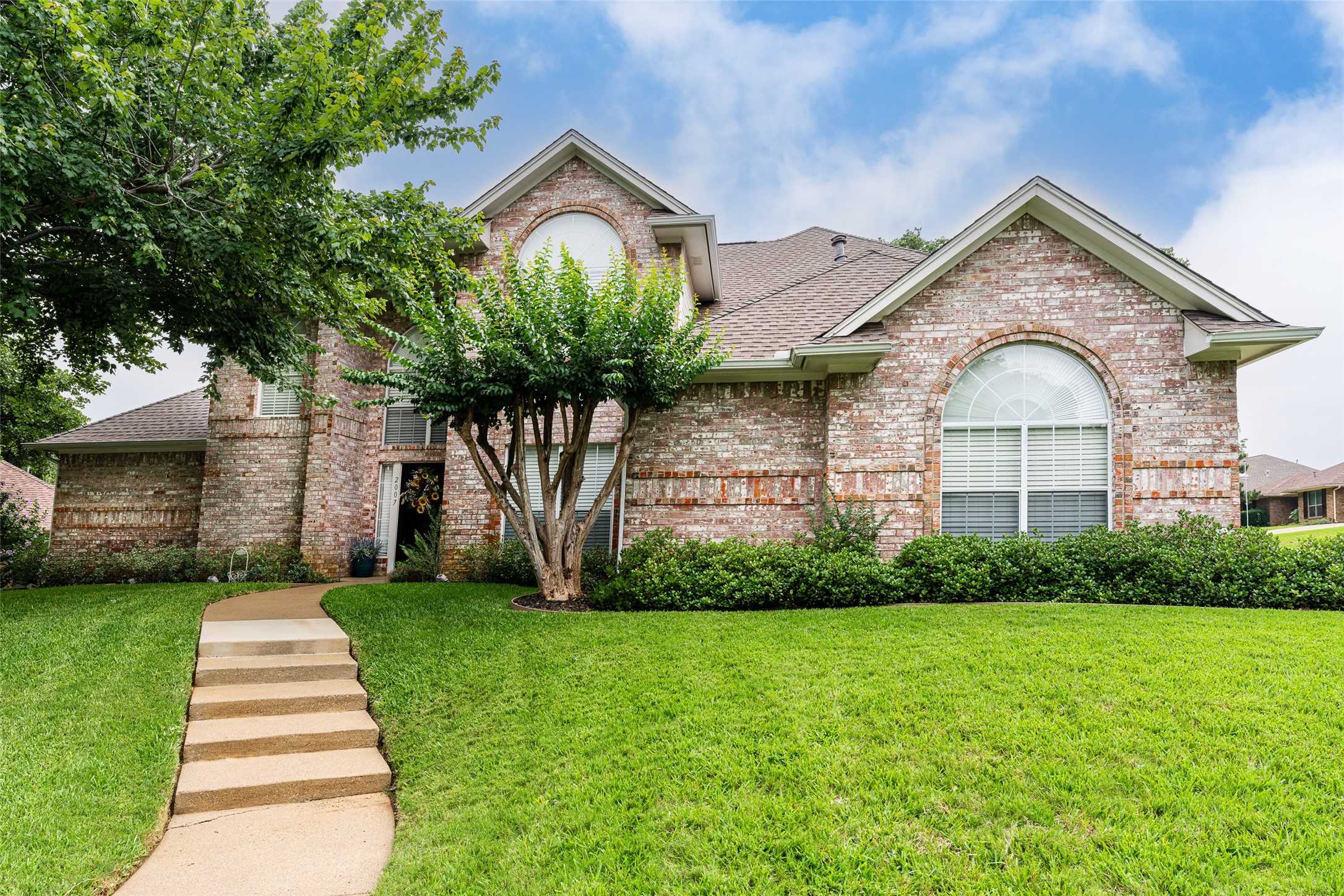 photo 1: 2007 Paddockview Drive, Arlington TX 76017