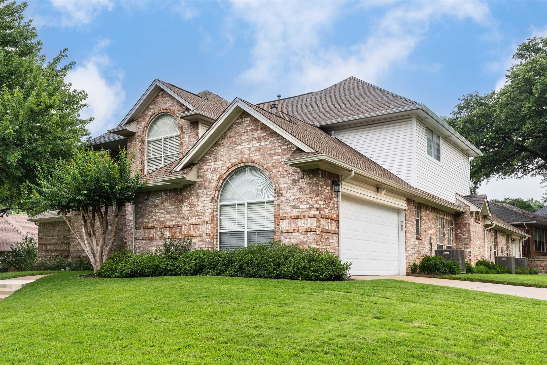 photo 2: 2007 Paddockview Drive, Arlington TX 76017