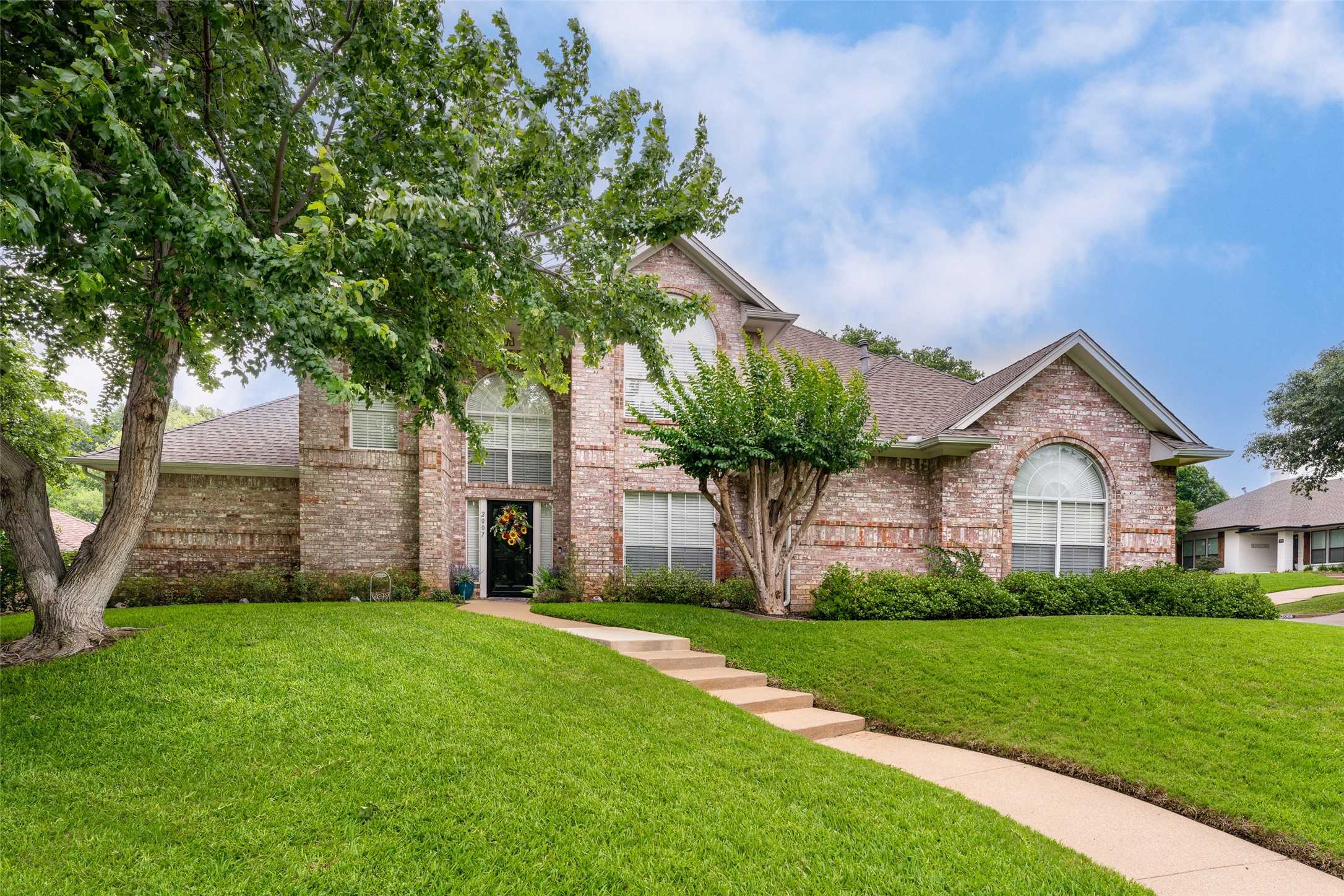 photo 3: 2007 Paddockview Drive, Arlington TX 76017