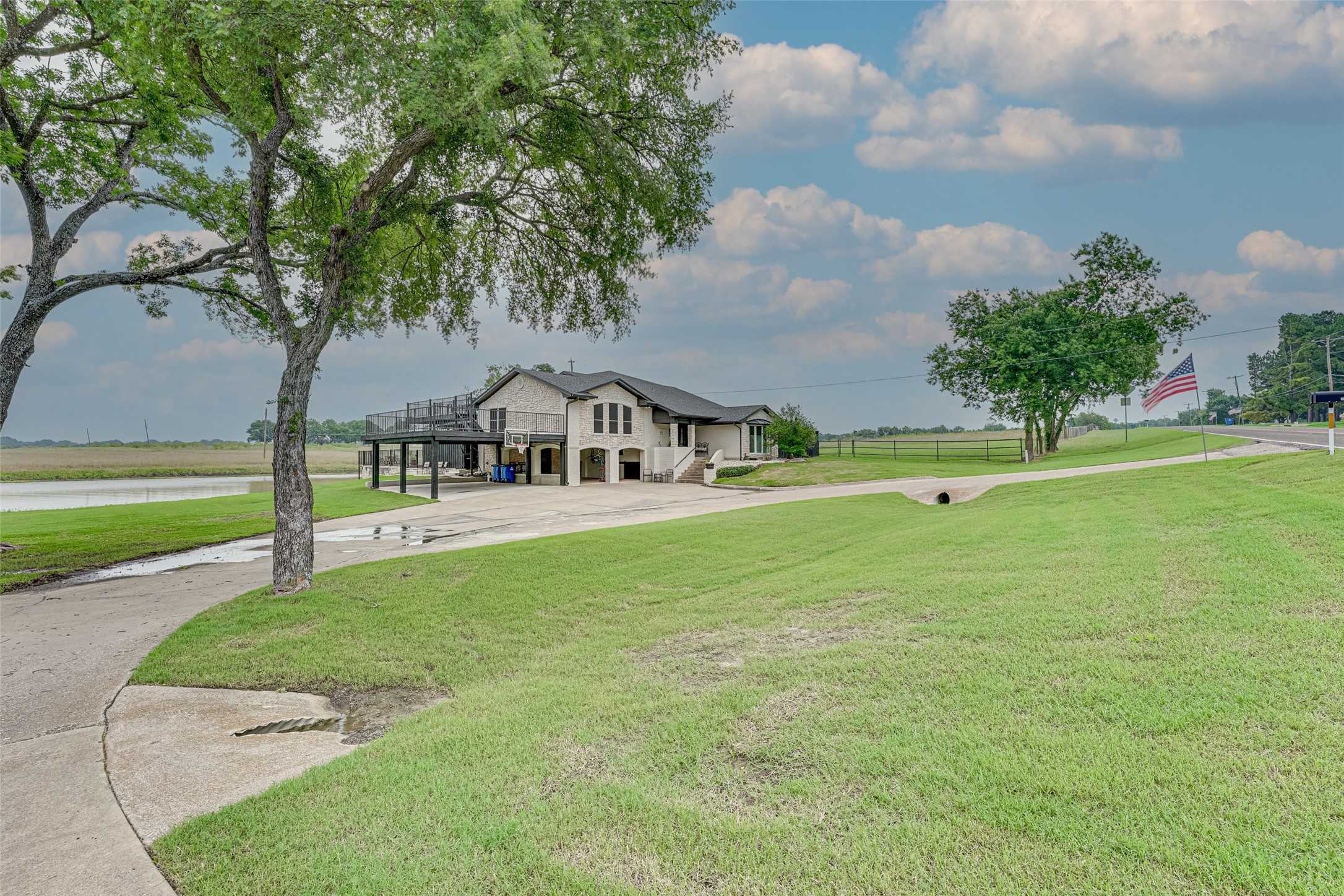 photo 3: 2402 Country Club Road, Ennis TX 75119