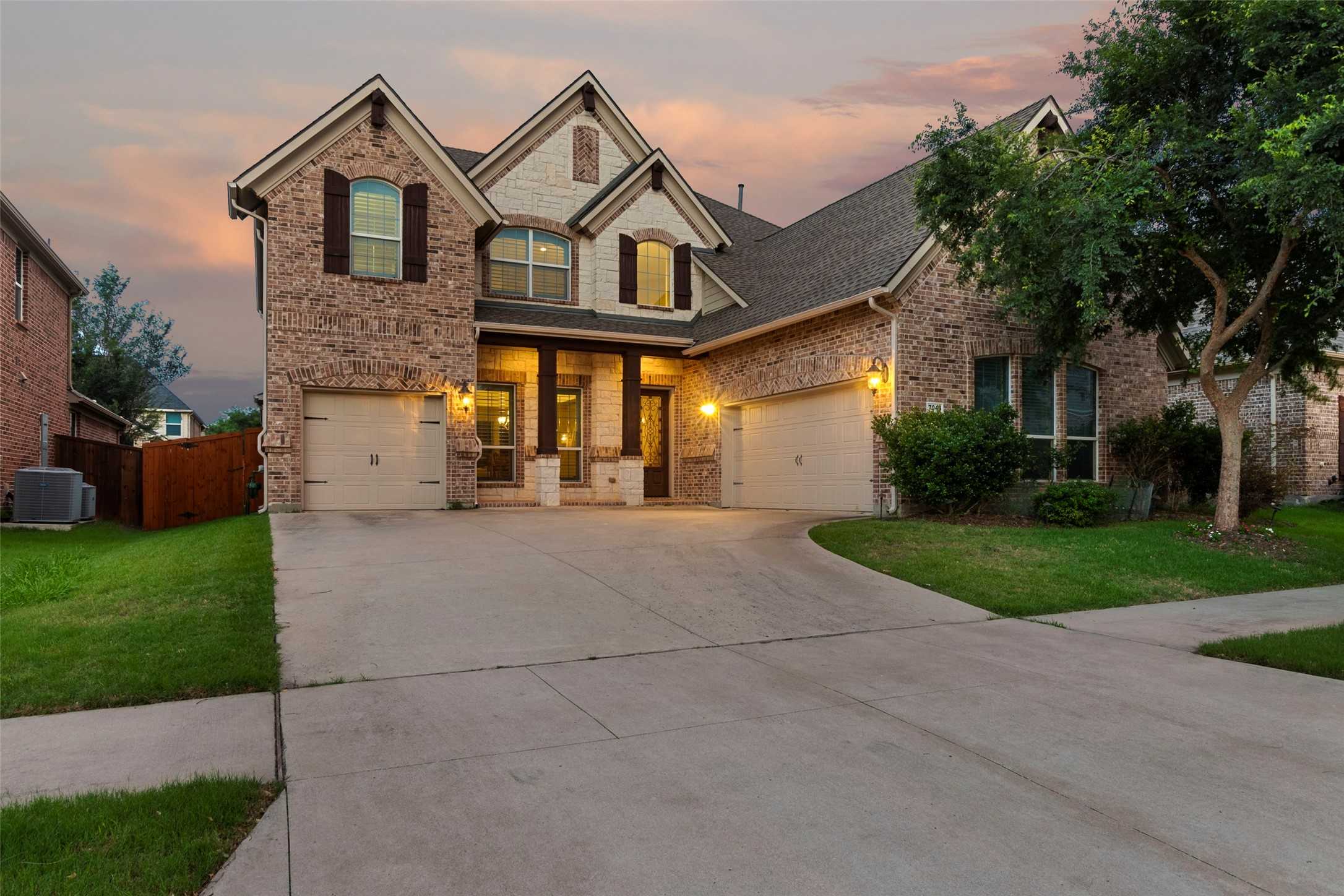 photo 1: 7048 Fullerton Circle, Frisco TX 75035