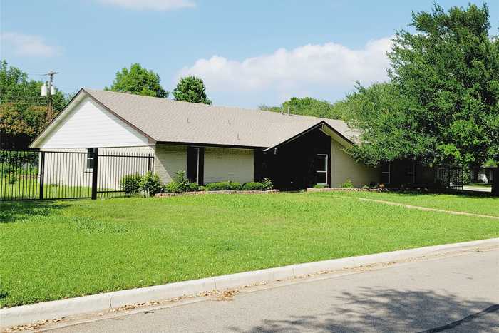 photo 2: 3827 Vinecrest Drive, Dallas TX 75229