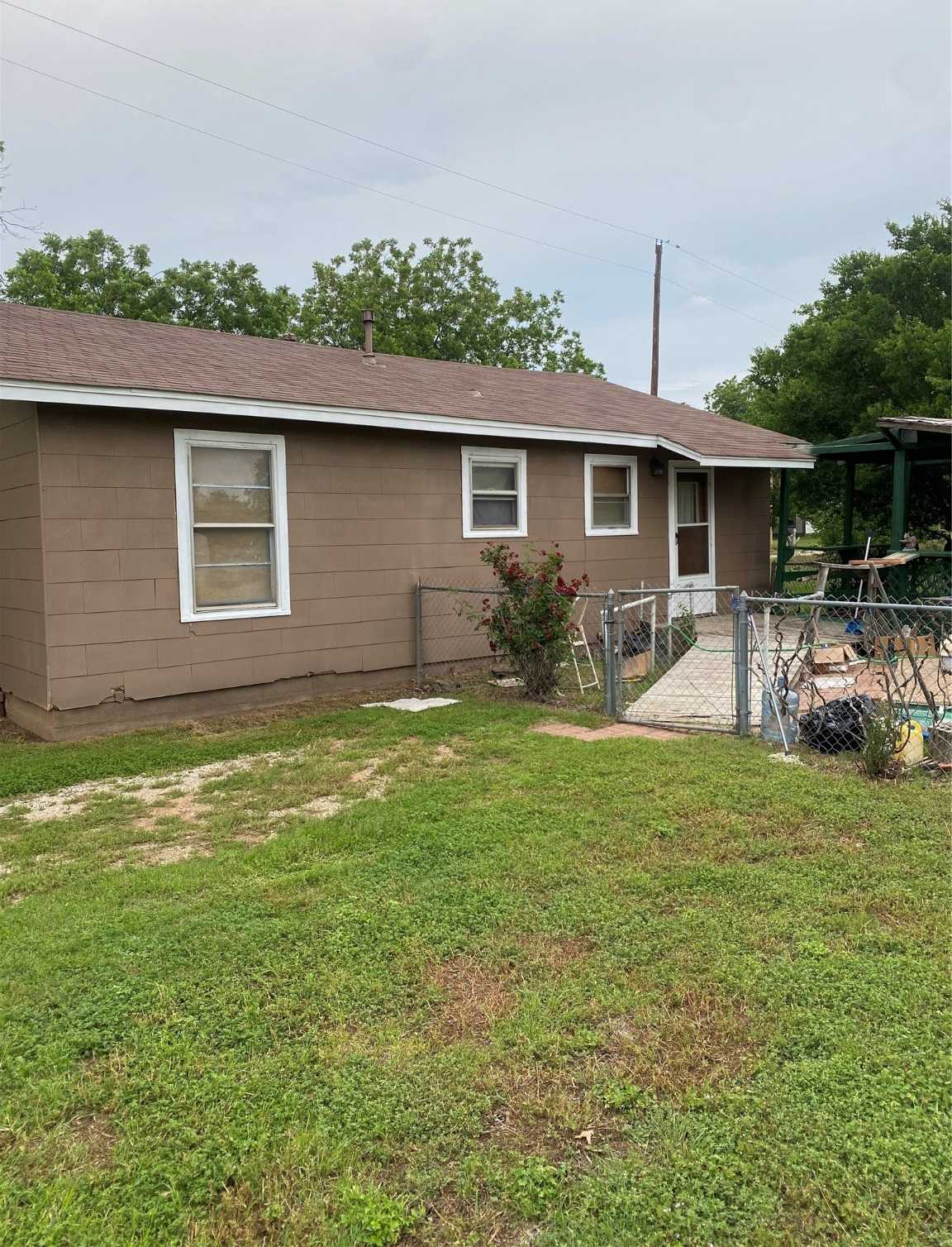 photo 3: 711 S Avenue C, Olney TX 76374