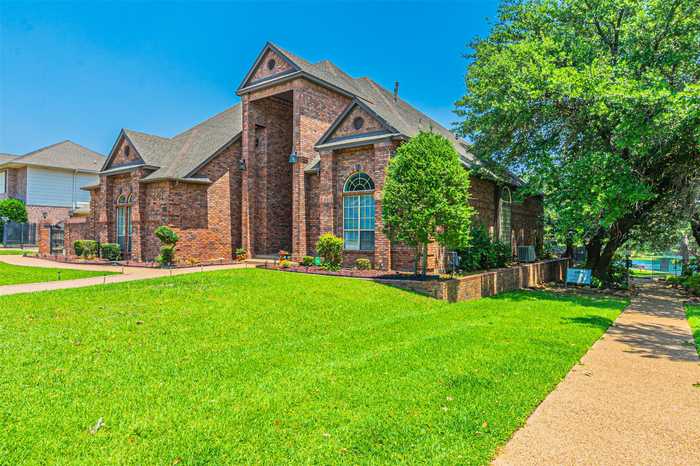 photo 1: 5205 Vicksburg Drive, Arlington TX 76017