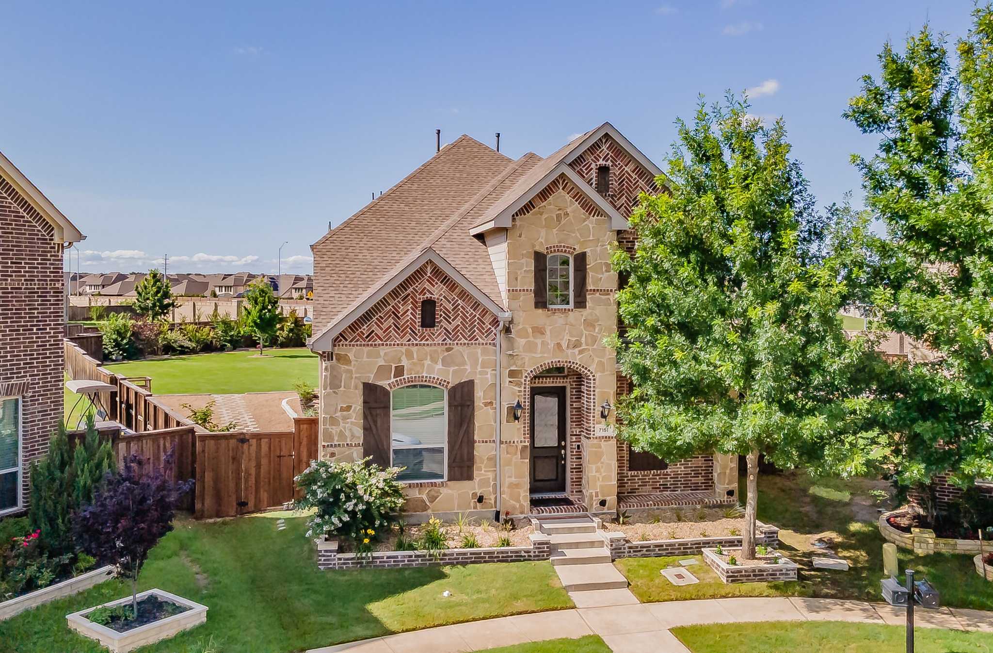 photo 3: 7151 Isle Royal Lane, Irving TX 75063