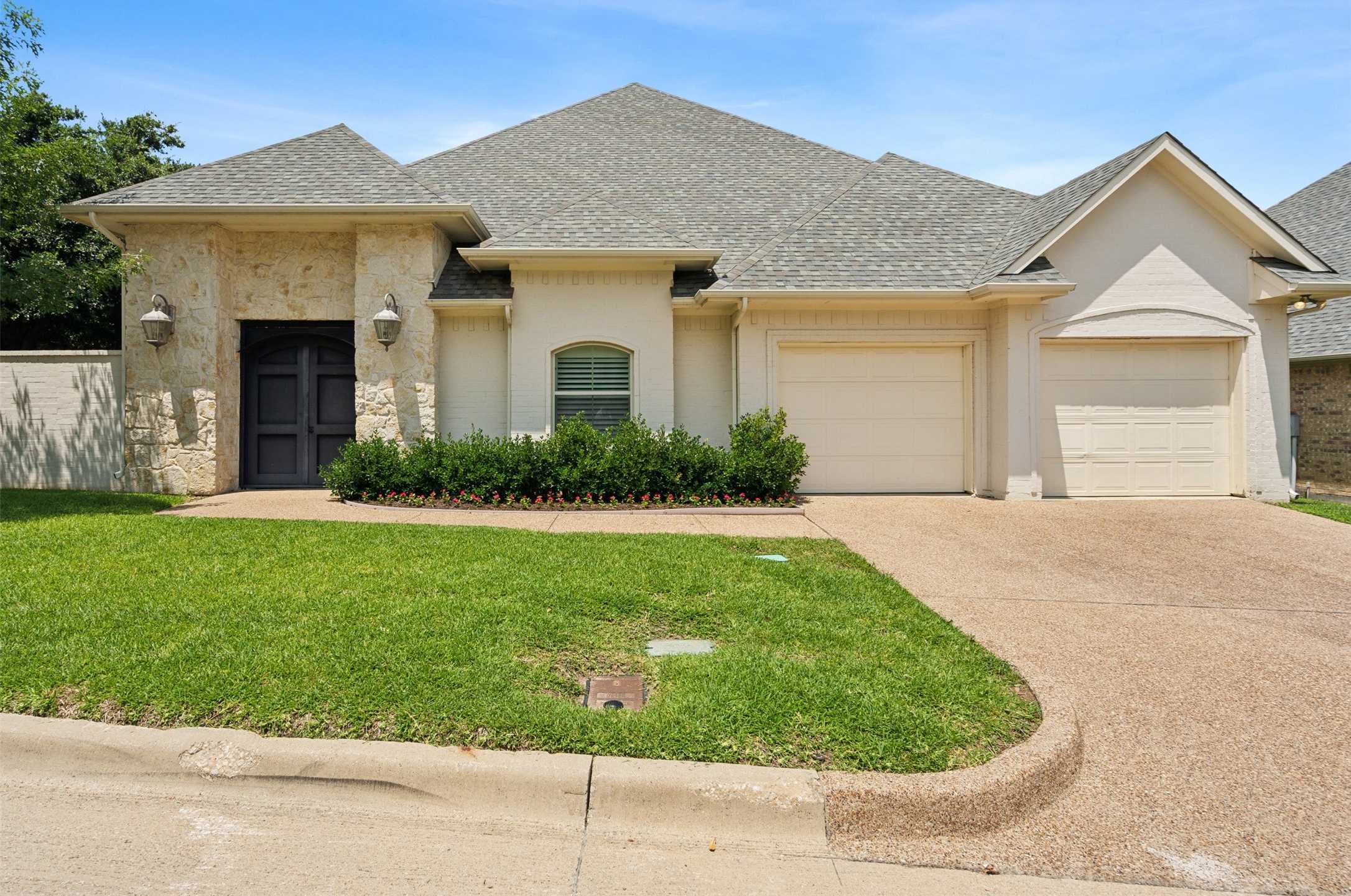 photo 2: 1204 Gabriel Lane, Fort Worth TX 76116