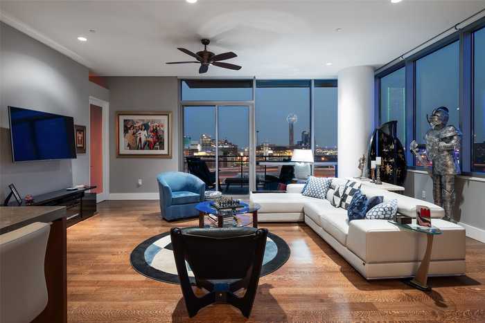 photo 2: 2200 Victory Avenue Unit 905, Dallas TX 75219