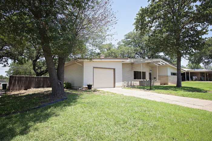 photo 2: 1409 Rolling Hills Drive, Graham TX 76450