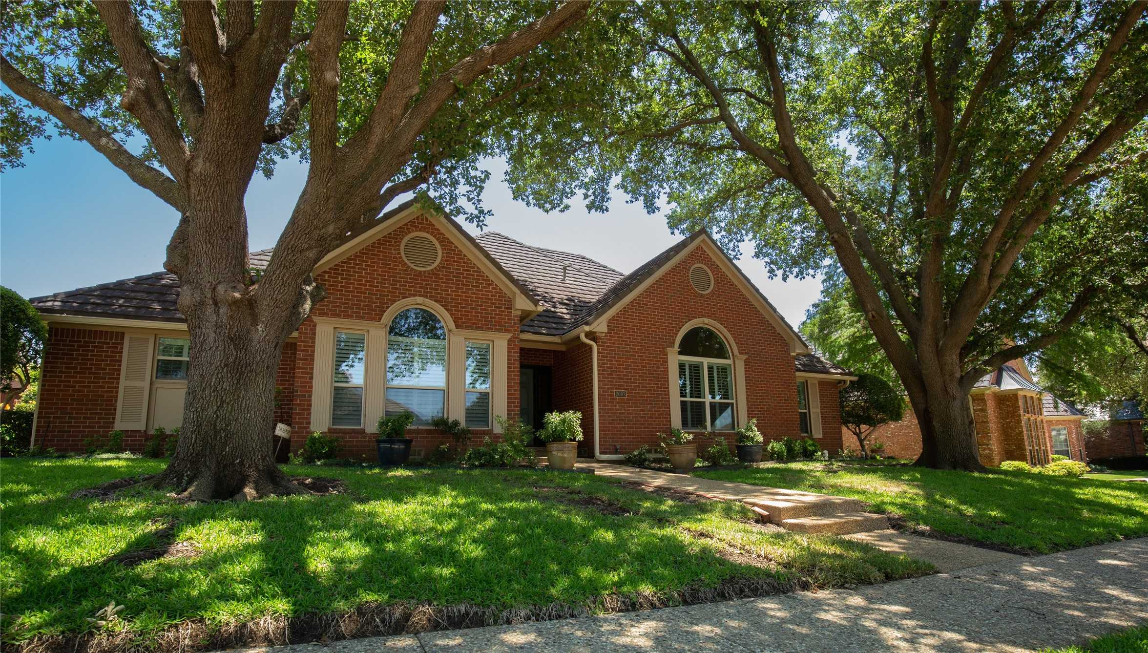 photo 1: 2008 Crockett Circle, Irving TX 75038