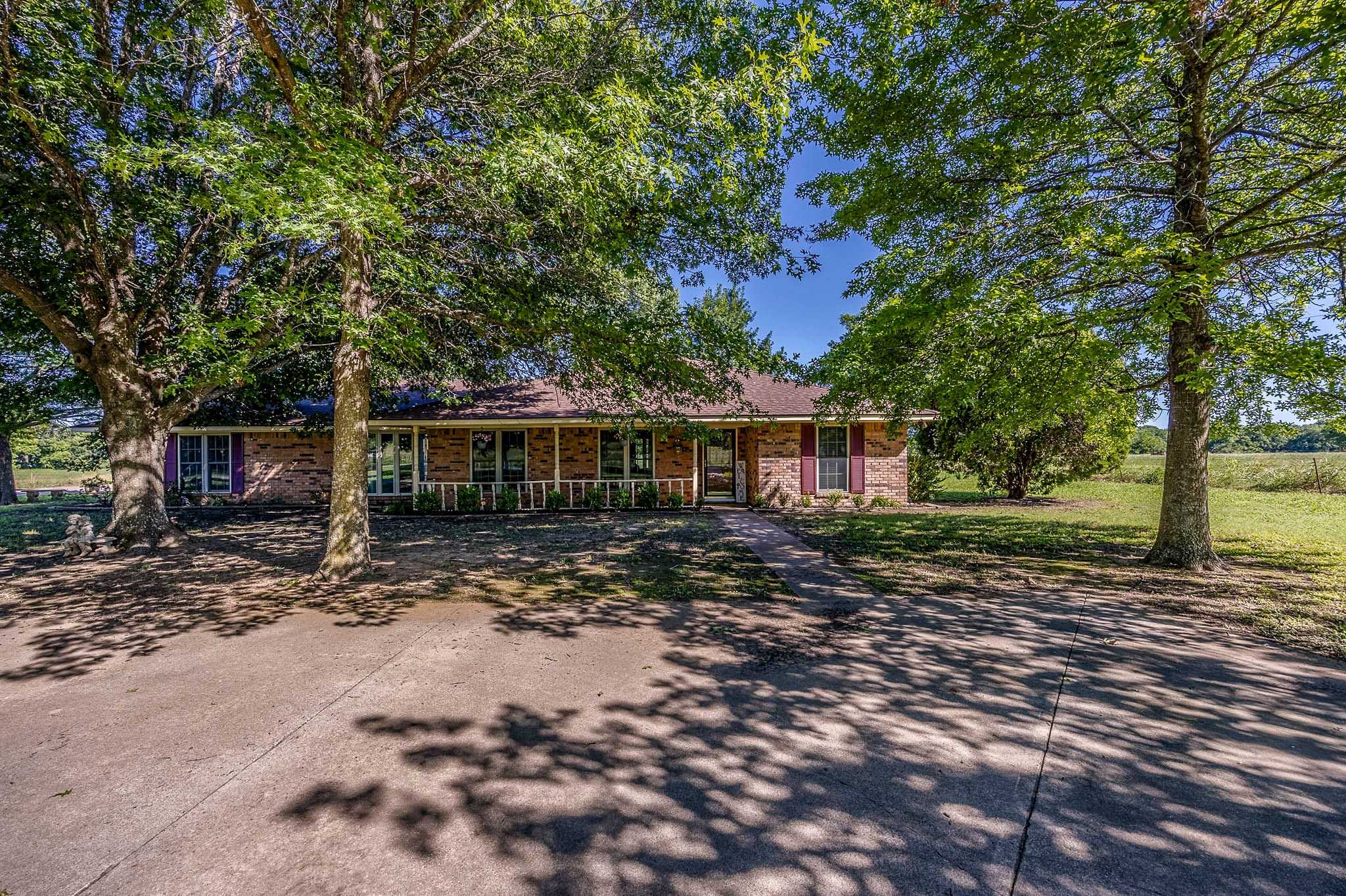 photo 1: 6140 County Road 402, Grandview TX 76050