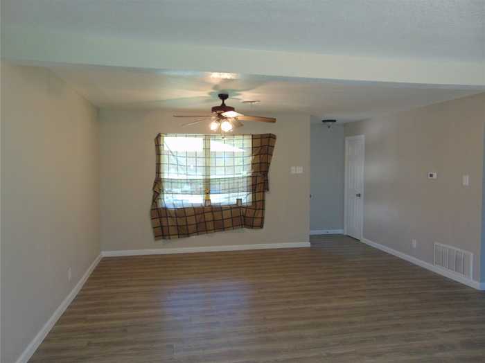 photo 2: 810 Sequoia Drive, Lancaster TX 75146