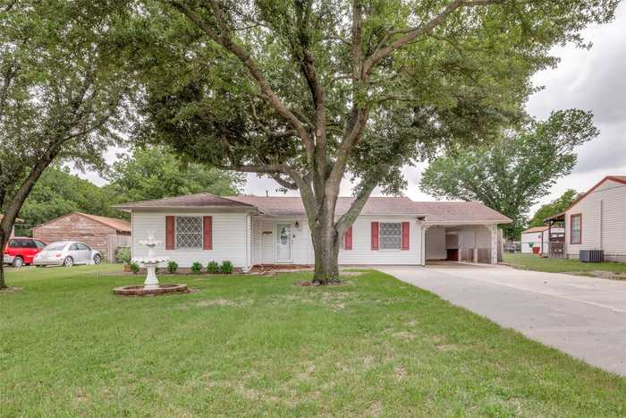 photo 1: 562 W 5th Street, Lancaster TX 75146