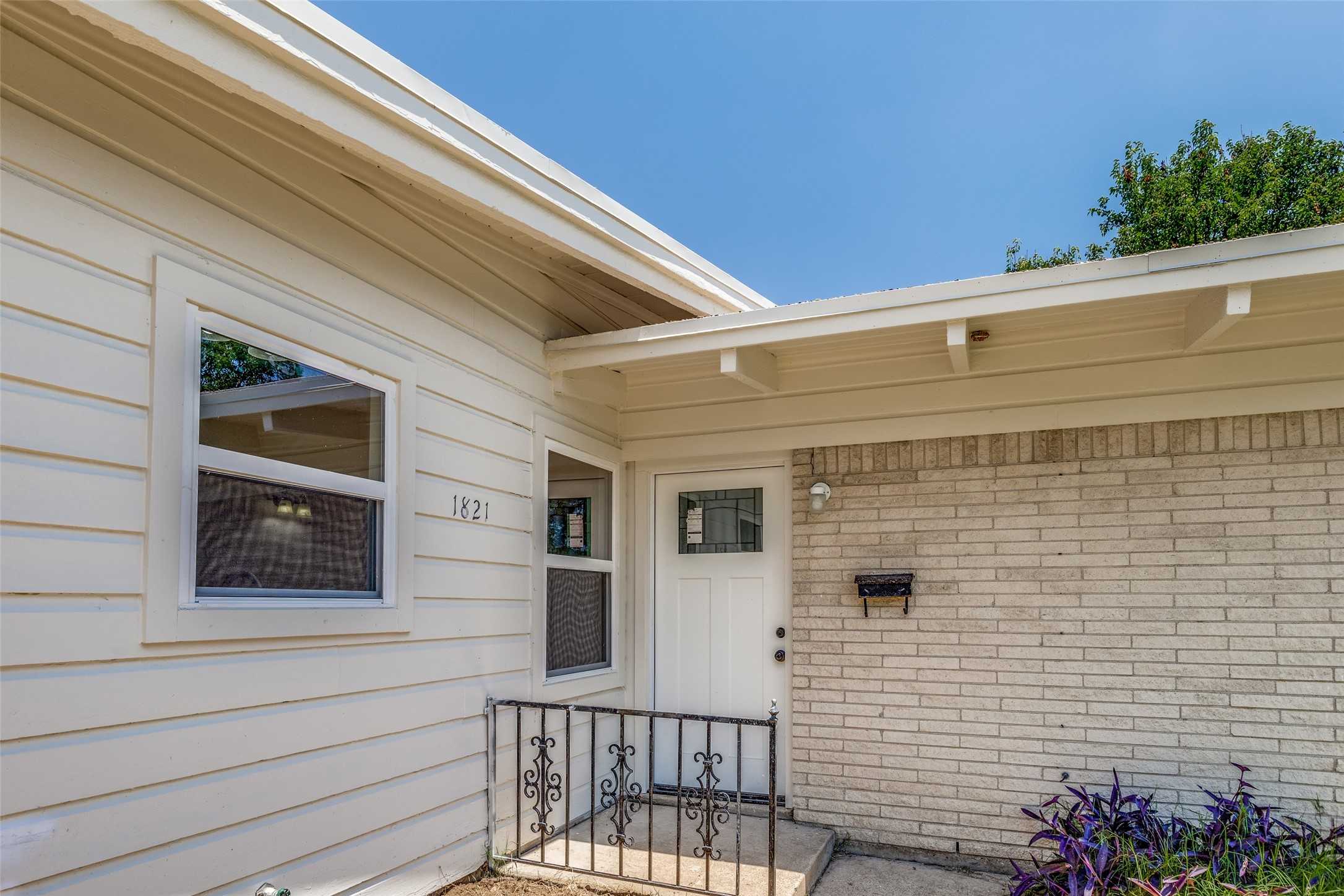 photo 2: 1821 Bunker Hill Drive, Irving TX 75061