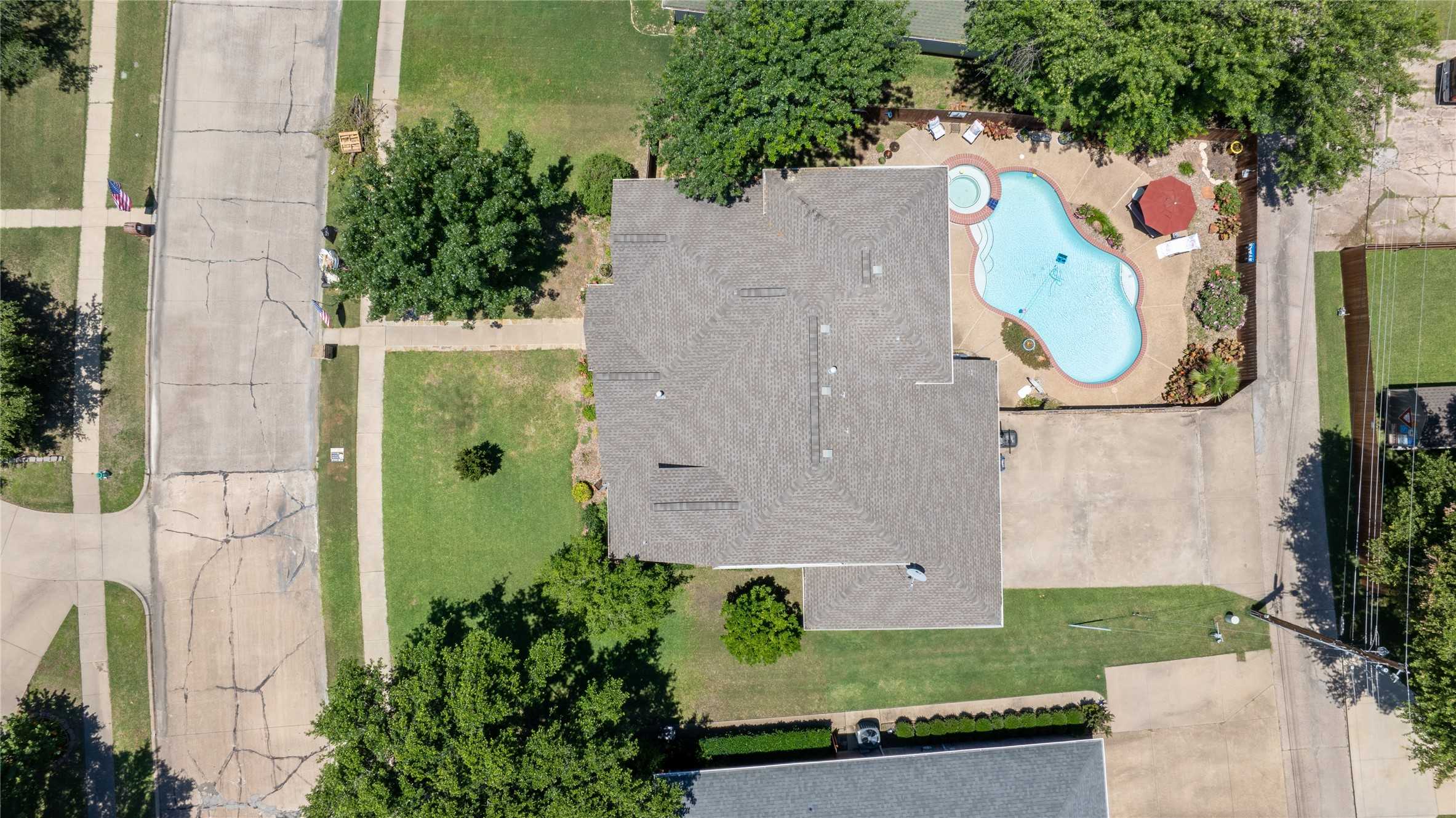 photo 2: 906 Lakeway Drive, Ennis TX 75119