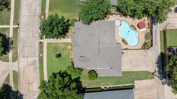 photo 2: 906 Lakeway Drive, Ennis TX 75119